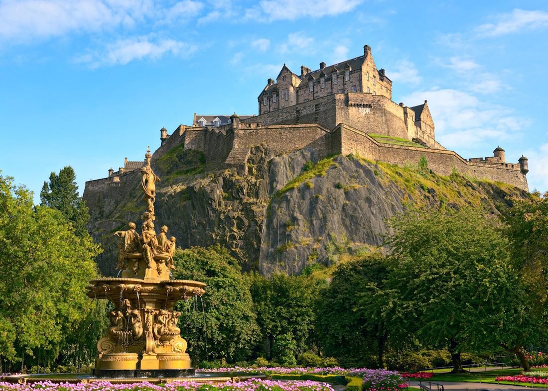 O Castelo de Edimburgo sobre a colina, na Escócia