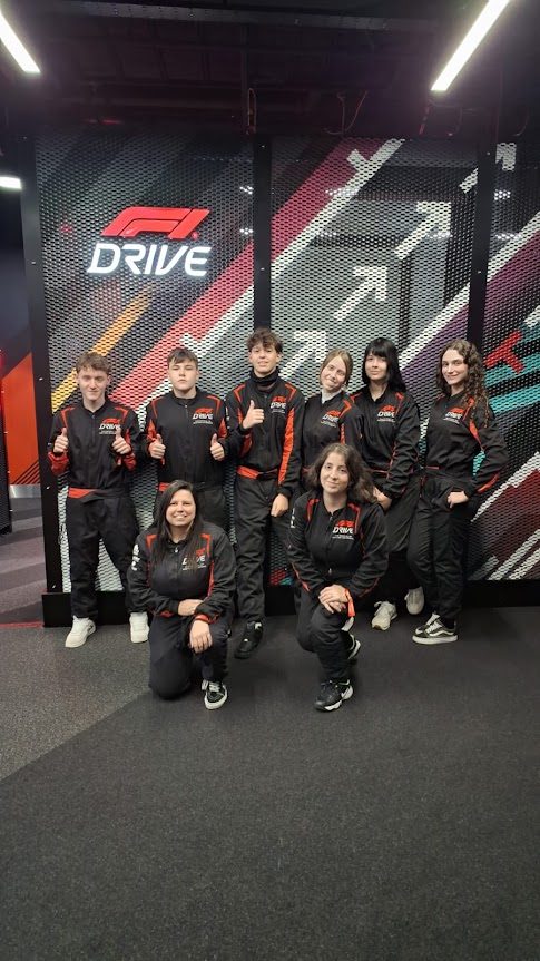 Grupo de intercambistas no kart racing
