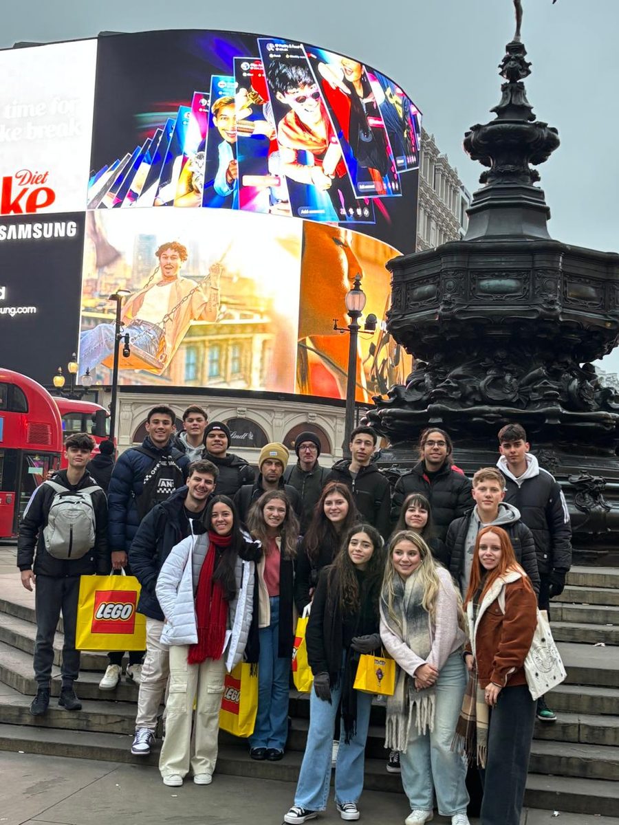 Intercambistas em Piccadilly Circus à noite