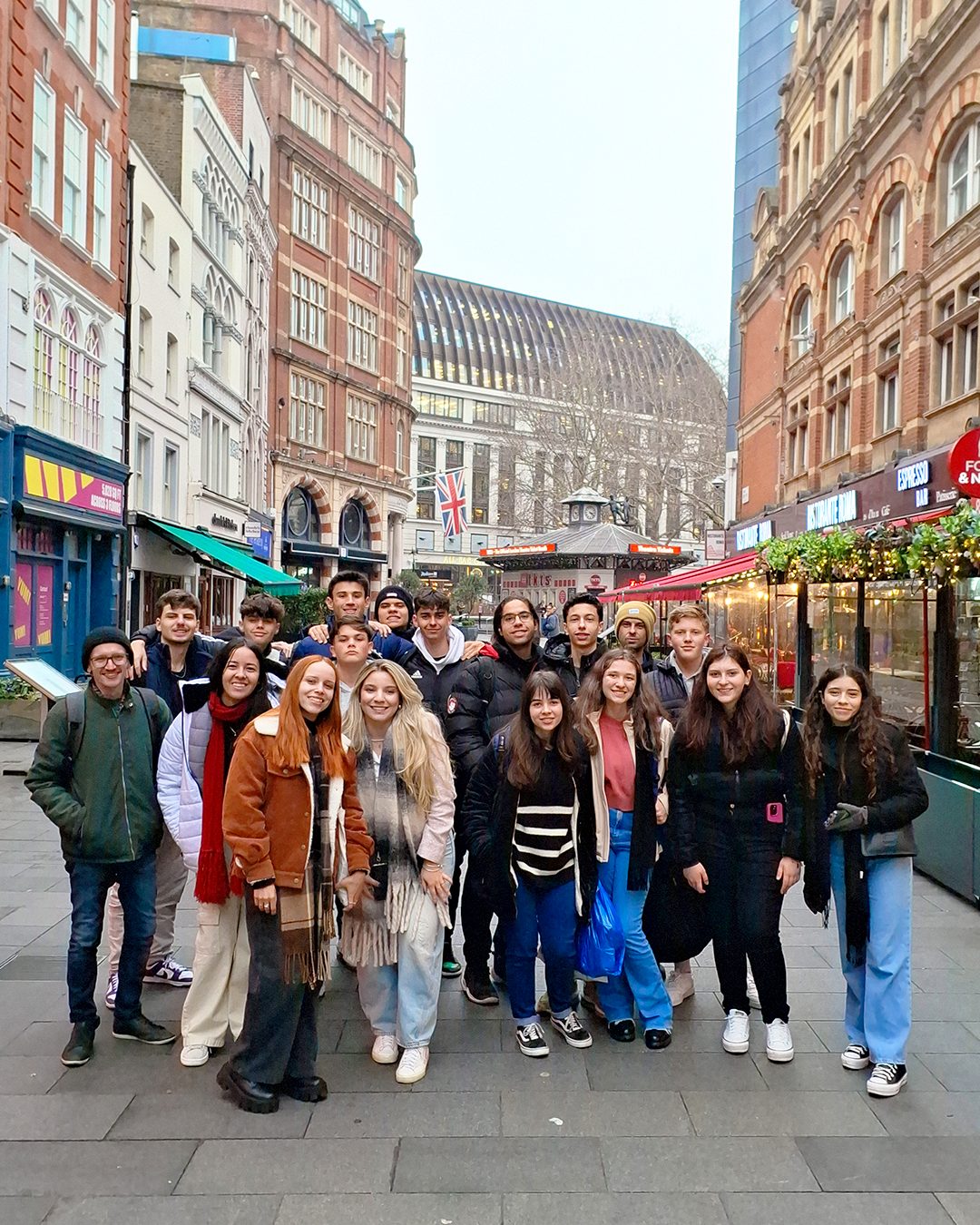 Grupo de intercambistas reunidos em um mercado de Londres